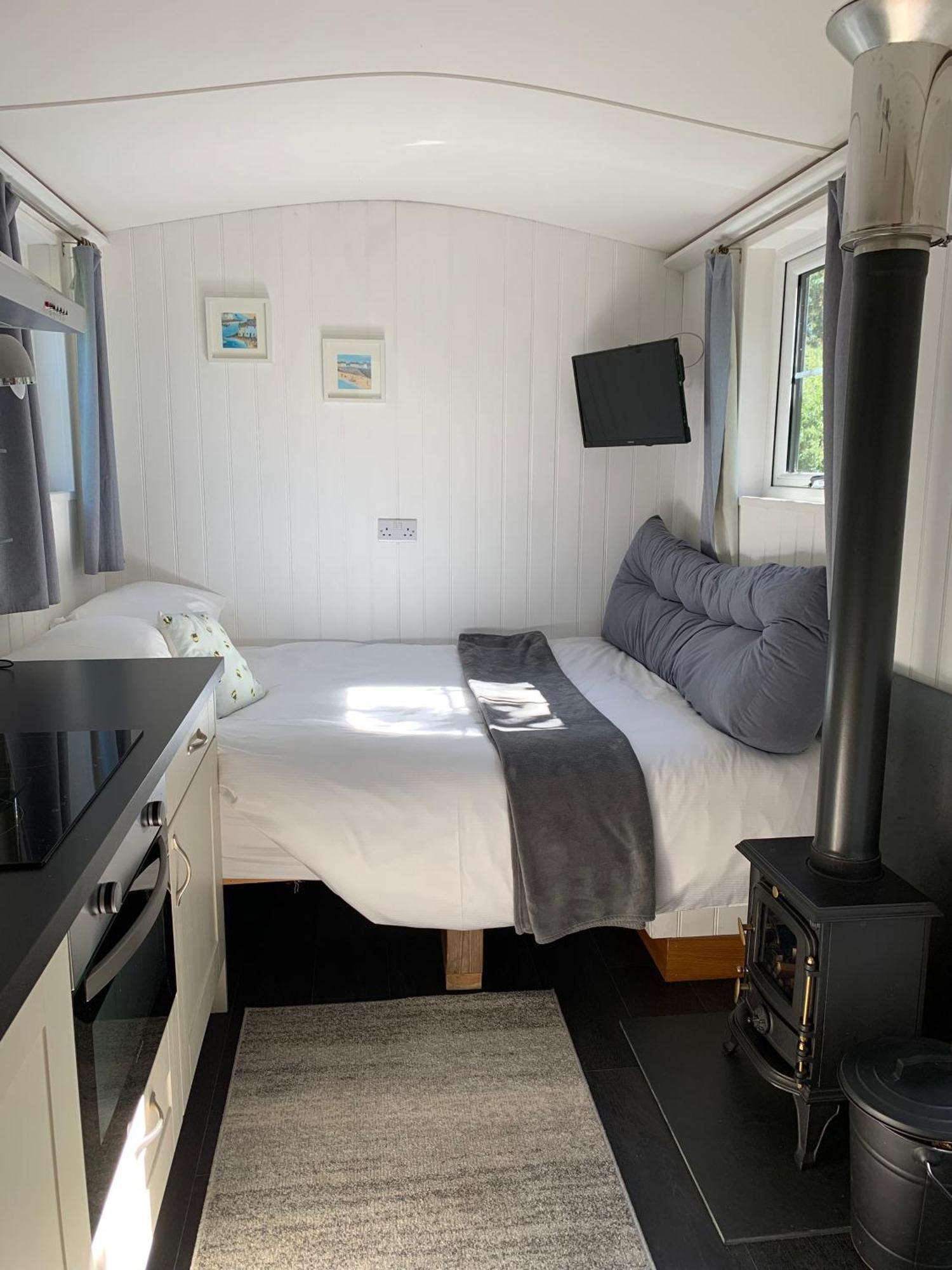 Tides Reach, Deluxe Shepherds Hut 1, 100M From The Beach St Merryn Extérieur photo