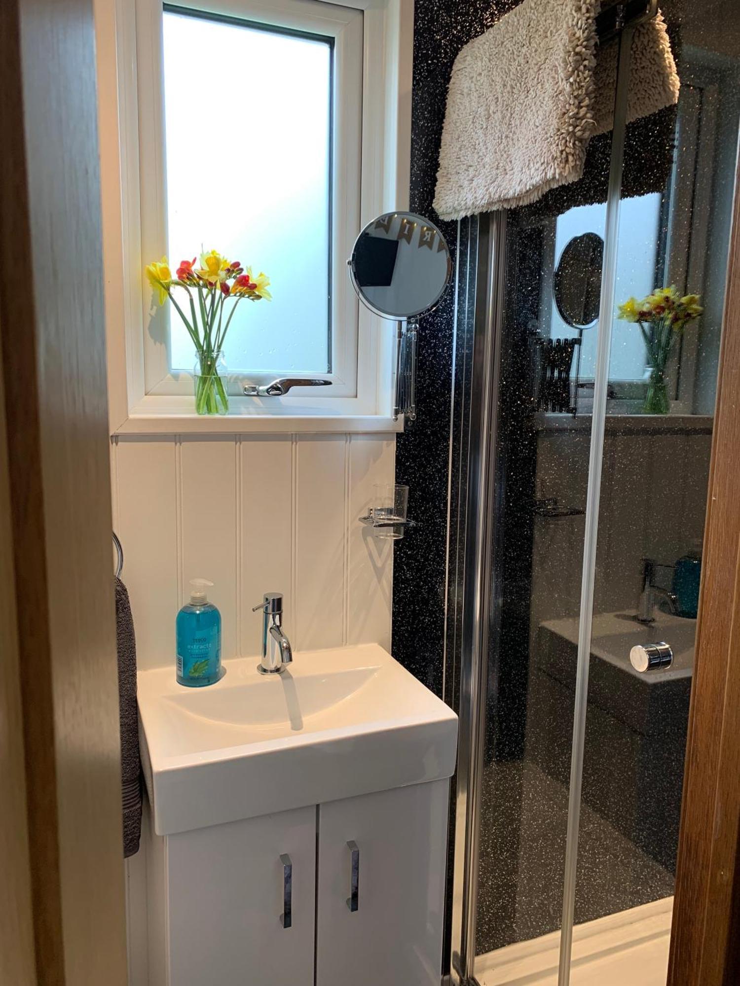 Tides Reach, Deluxe Shepherds Hut 1, 100M From The Beach St Merryn Extérieur photo